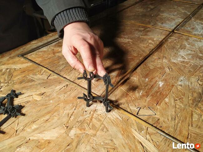 Dystans dwupoziomowy do łączenia zbrojenia w płytach