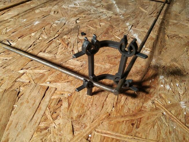 Dystans dwupoziomowy do łączenia zbrojenia w płytach