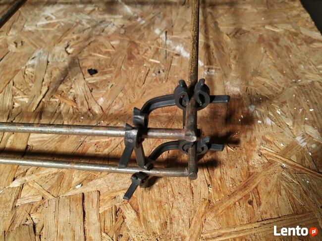 Dystans dwupoziomowy do łączenia zbrojenia w płytach