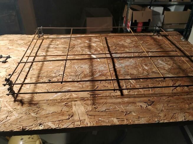 Dystans dwupoziomowy do łączenia zbrojenia w płytach