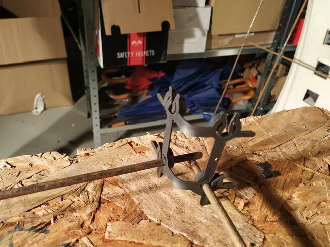 Dystans dwupoziomowy do łączenia zbrojenia w płytach