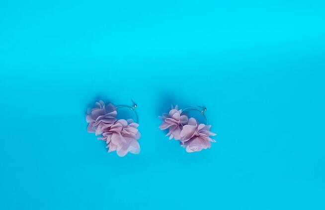 Kolczyki pudrowy róż kwiaty, kolczyki koła, sztyft