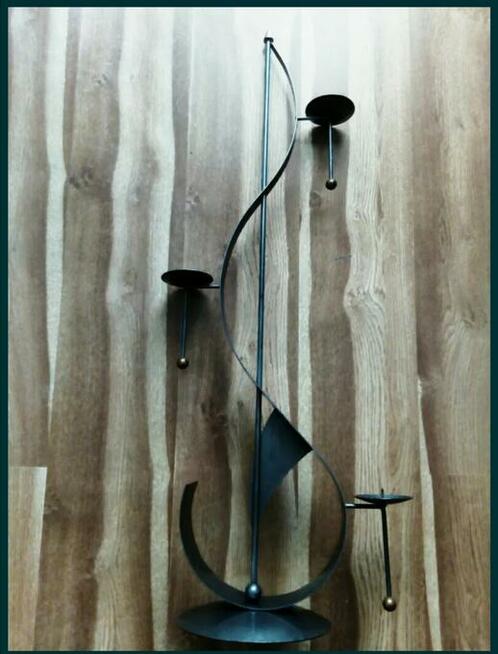 Pozłacany stojak na świece w kształcie klucza wiolinowego