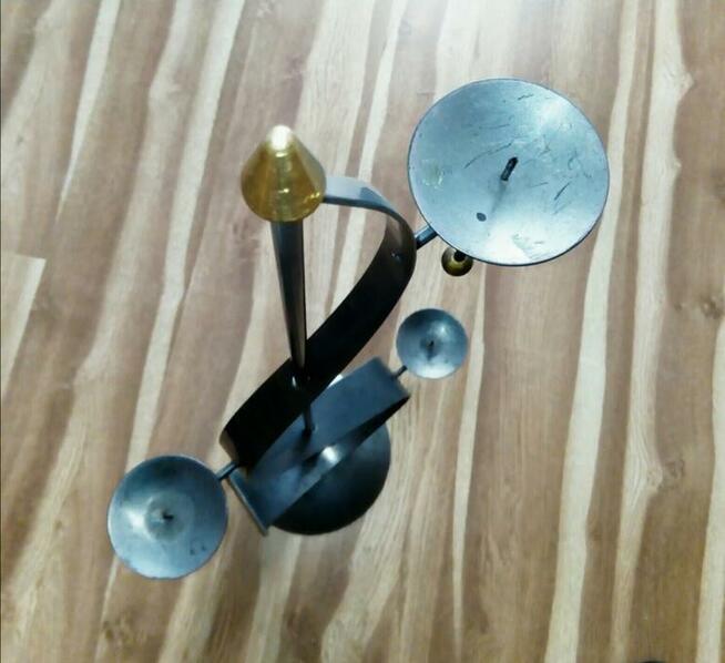 Pozłacany stojak na świece w kształcie klucza wiolinowego