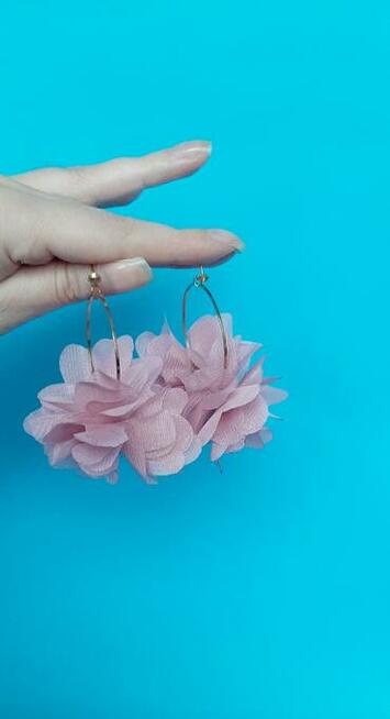 Kolczyki pudrowy róż kwiaty, kolczyki koła, sztyft