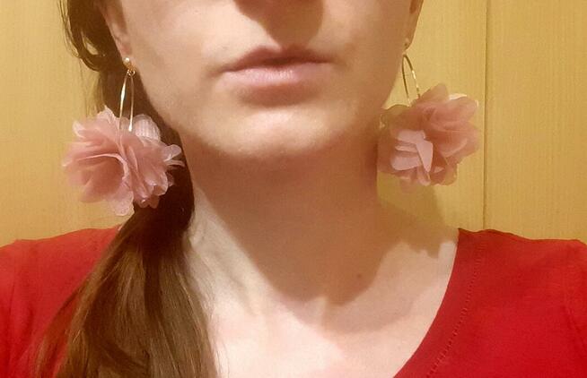 Kolczyki pudrowy róż kwiaty, kolczyki koła, sztyft