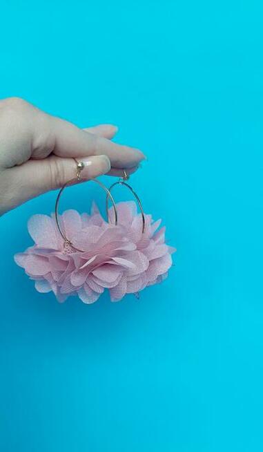 Kolczyki pudrowy róż kwiaty, kolczyki koła, sztyft