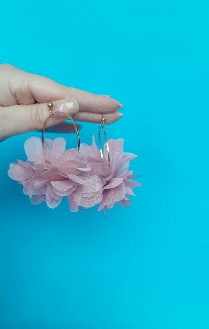 Kolczyki pudrowy róż kwiaty, kolczyki koła, sztyft