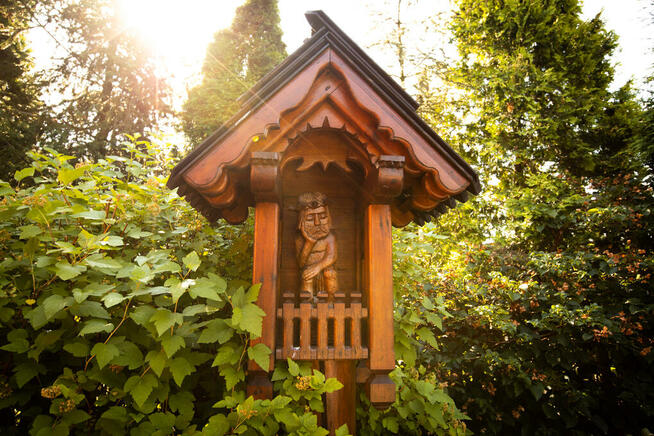 Drewutnia prosta z dachem dwuspadowym pod dachówkę