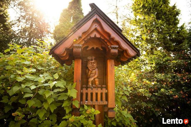 Drewutnia ozdobna z dwuspadowym dachem pod dachówkę