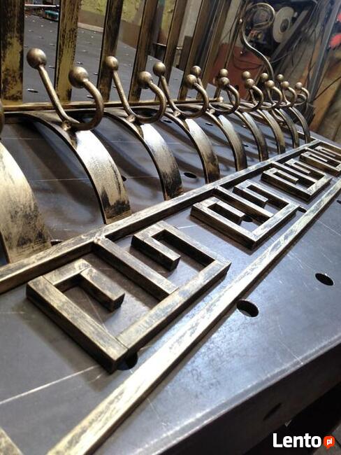 Wieszak ścienny metalowy z półka