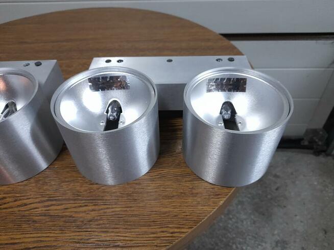 Kinkiety ze stali szlachetnej z żarówkami bardzo ładne 3 szt