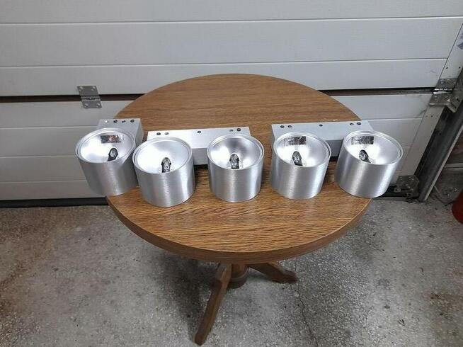 Kinkiety ze stali szlachetnej z żarówkami bardzo ładne 3 szt