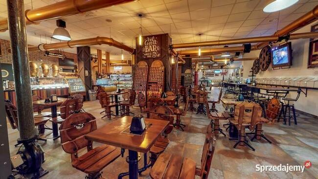 Drewniane krzesła, metaloplastyka