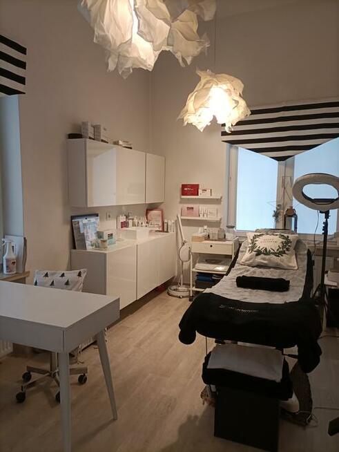 Kosmetolog, stylistka brwi, wizażystka