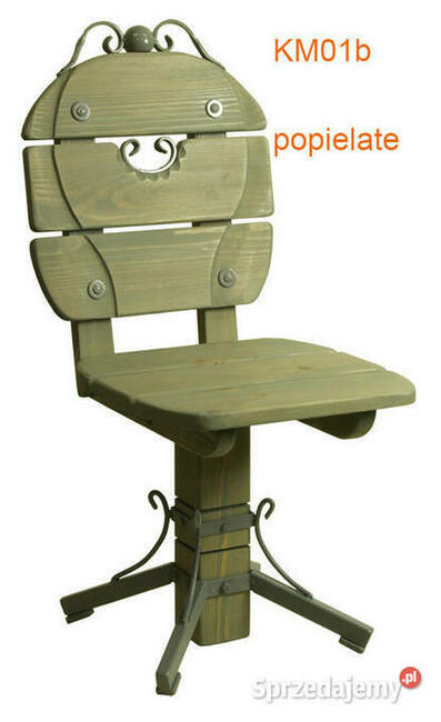 Drewniane krzesła, metaloplastyka