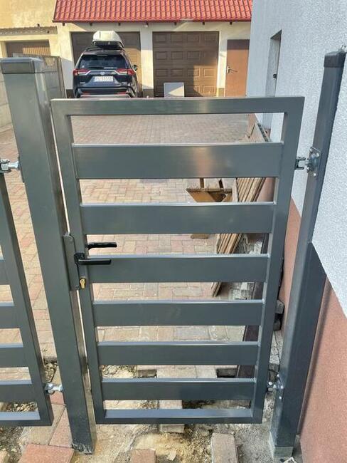 Balustrady, płoty, bramy, ogrodzenia, furtki