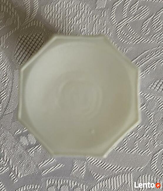 Biały szklany wazonik ze zdobieniem