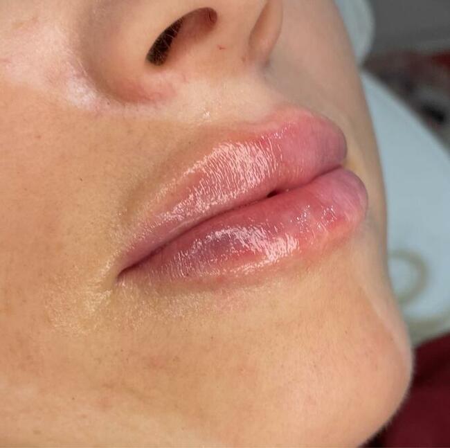 Powiększanie ust. Makijaż permanentny brwi i ust. Promocja