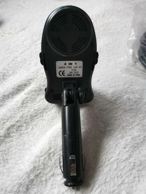 Ładowarka samochodowa NOKI 3210 z zestawem głośnomówiącym.