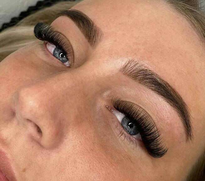 Przedluzanie i zagęszczanie rzęs oraz laminacja i lifting