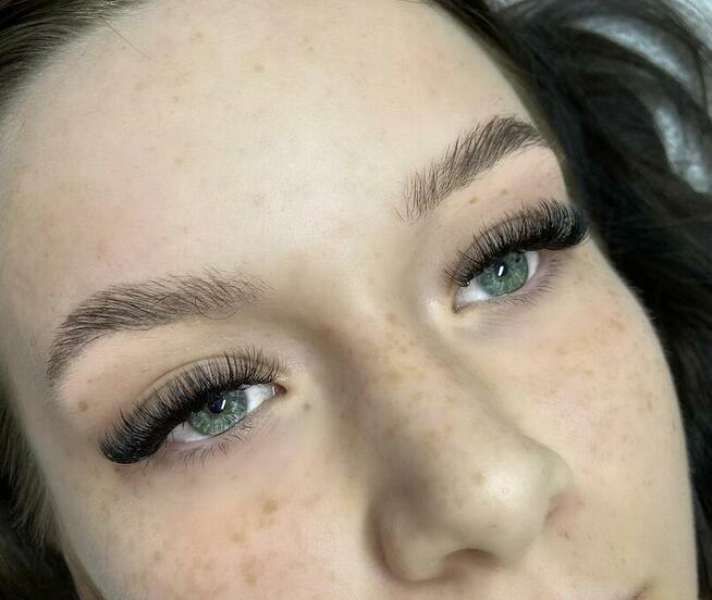 Przedluzanie i zagęszczanie rzęs oraz laminacja i lifting