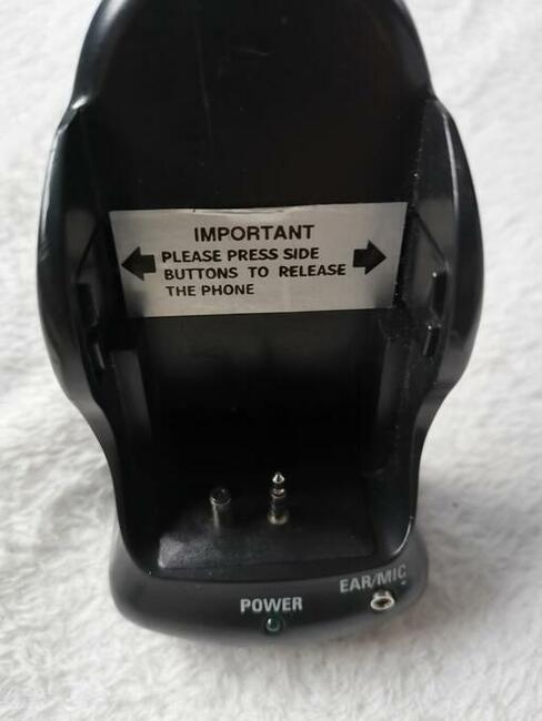 Ładowarka samochodowa NOKI 3210 z zestawem głośnomówiącym.