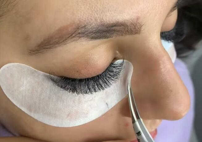 Przedluzanie i zagęszczanie rzęs oraz laminacja i lifting