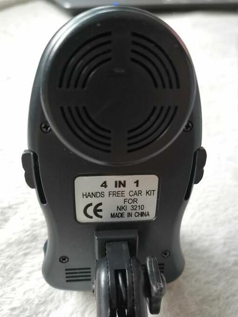 Ładowarka samochodowa NOKI 3210 z zestawem głośnomówiącym.