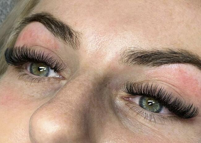 Przedluzanie i zagęszczanie rzęs oraz laminacja i lifting