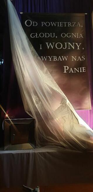 Postać Pana Jezusa klęczącego dekoracja wielkanoc ciemnica