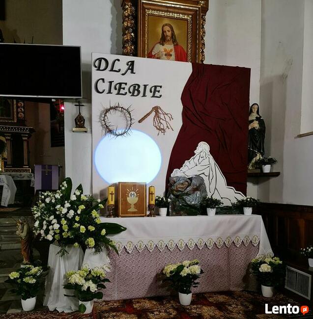 Postać Pana Jezusa klęczącego dekoracja wielkanoc ciemnica