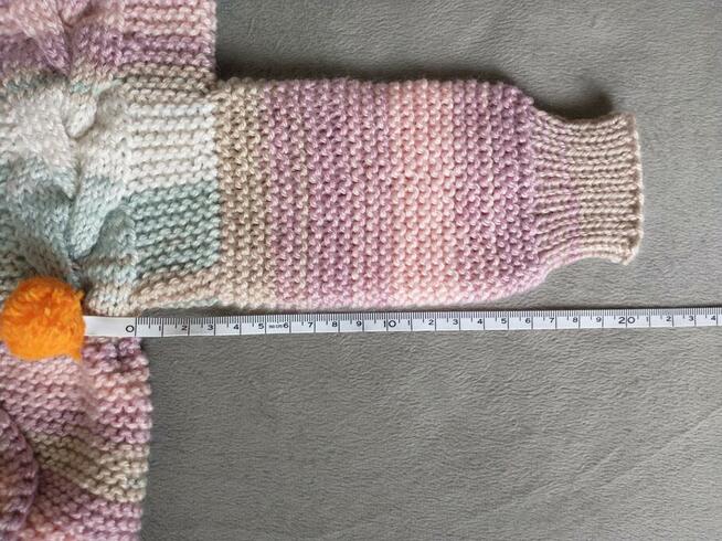 Ręcznie robiony kombinezon niemowlęcy z kapturem - stworek