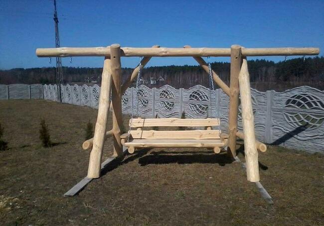 Huśtawka ogrodowa z bala zadaszona