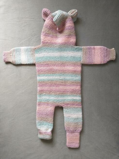 Ręcznie robiony kombinezon niemowlęcy z kapturem - stworek