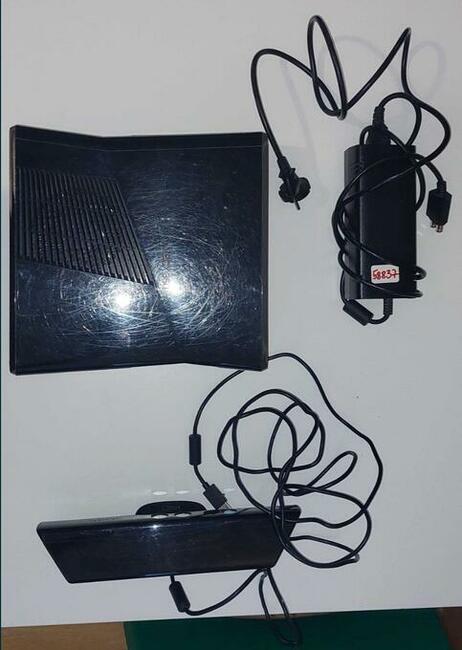 Konsola xbox 360 , kinect , bez padów. Uszkodzona