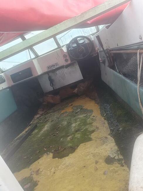 Sprzedam łódź motorową do remontu