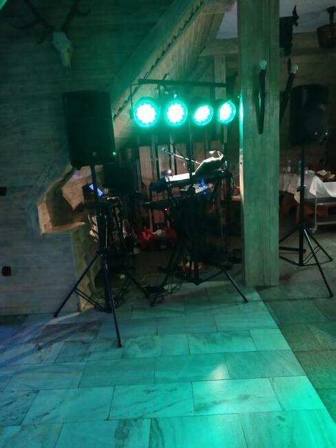 Dj oraz muzyk grający i śpiewający - dwa w jednym