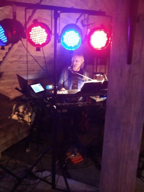 Dj oraz muzyk grający i śpiewający - dwa w jednym