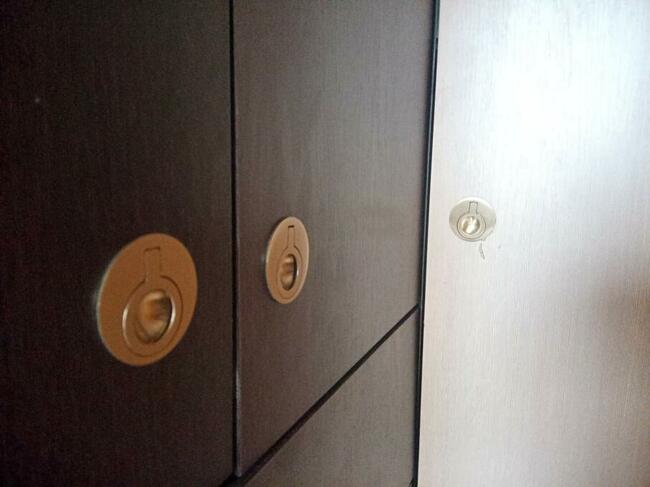 Sprzedam mosiężny uchwyt meblowy wpuszczany.