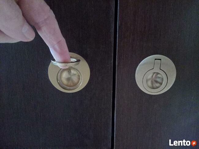 Sprzedam mosiężny uchwyt meblowy wpuszczany.