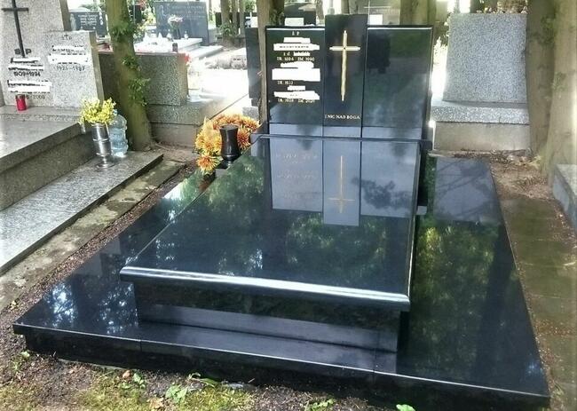 Sprzątanie grobów, opieka nad grobami Kraków. Pomoc Fundacji