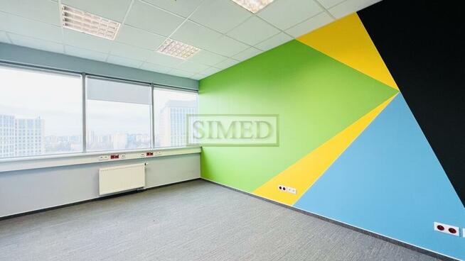 Biurowiec 5 minut od stacji metra.