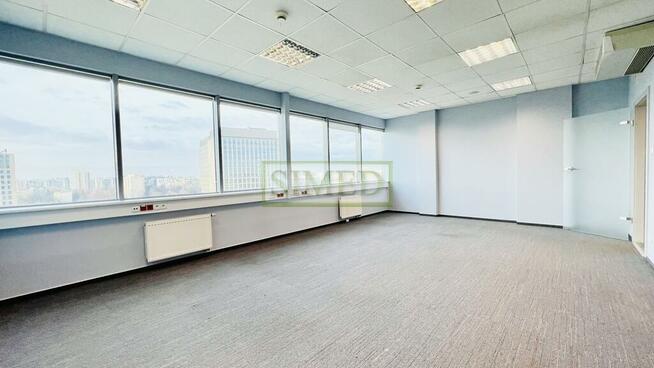 Biurowiec 5 minut od stacji metra.