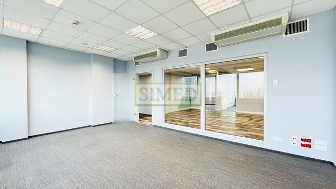 Biurowiec 5 minut od stacji metra.