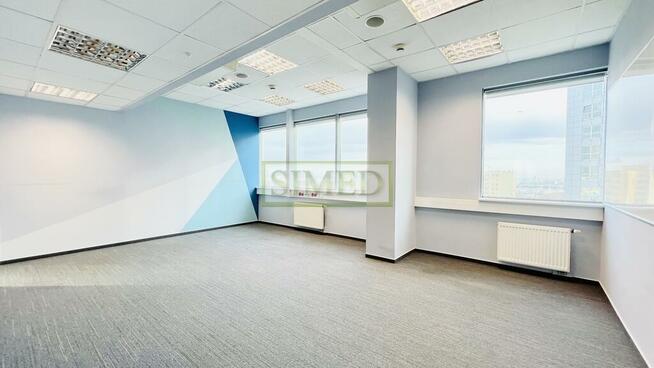 Biurowiec 5 minut od stacji metra.