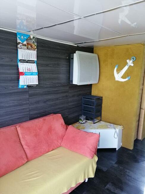 Houseboat Żuraw 2 na jeziorze Sasek Wielki domek na wodzie