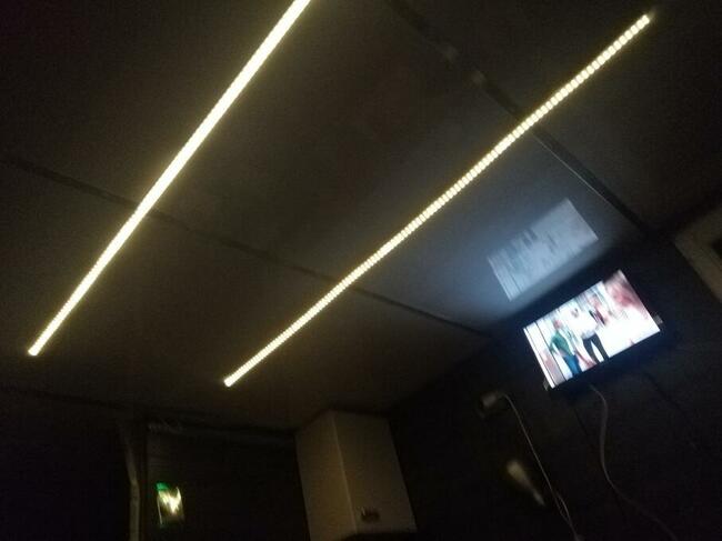 Houseboat Żuraw 2 na jeziorze Sasek Wielki domek na wodzie