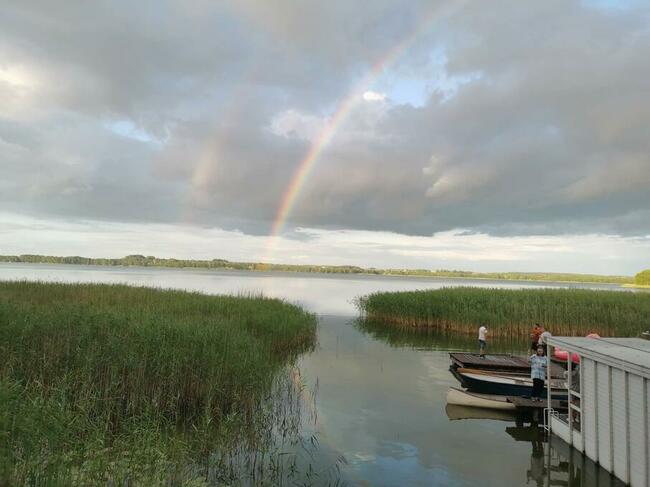 Houseboat Żuraw 2 na jeziorze Sasek Wielki domek na wodzie