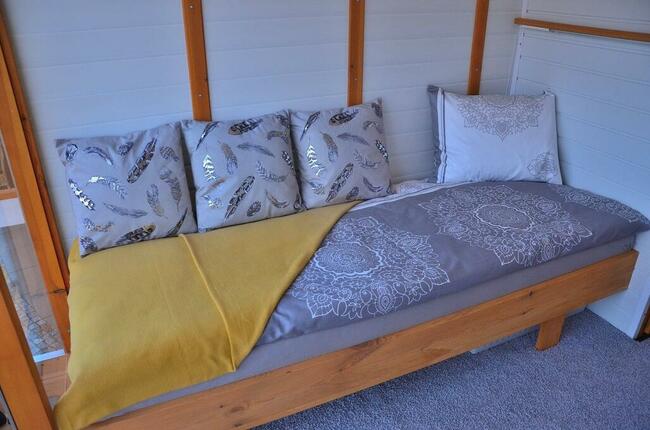 Houseboat Łabądź 1 na jeziorze Sasek Wielki domek na wodzie